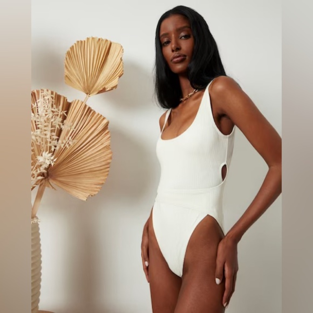 Vince Camuto Scoop-Neck One-Piece Swimsuit Ivory